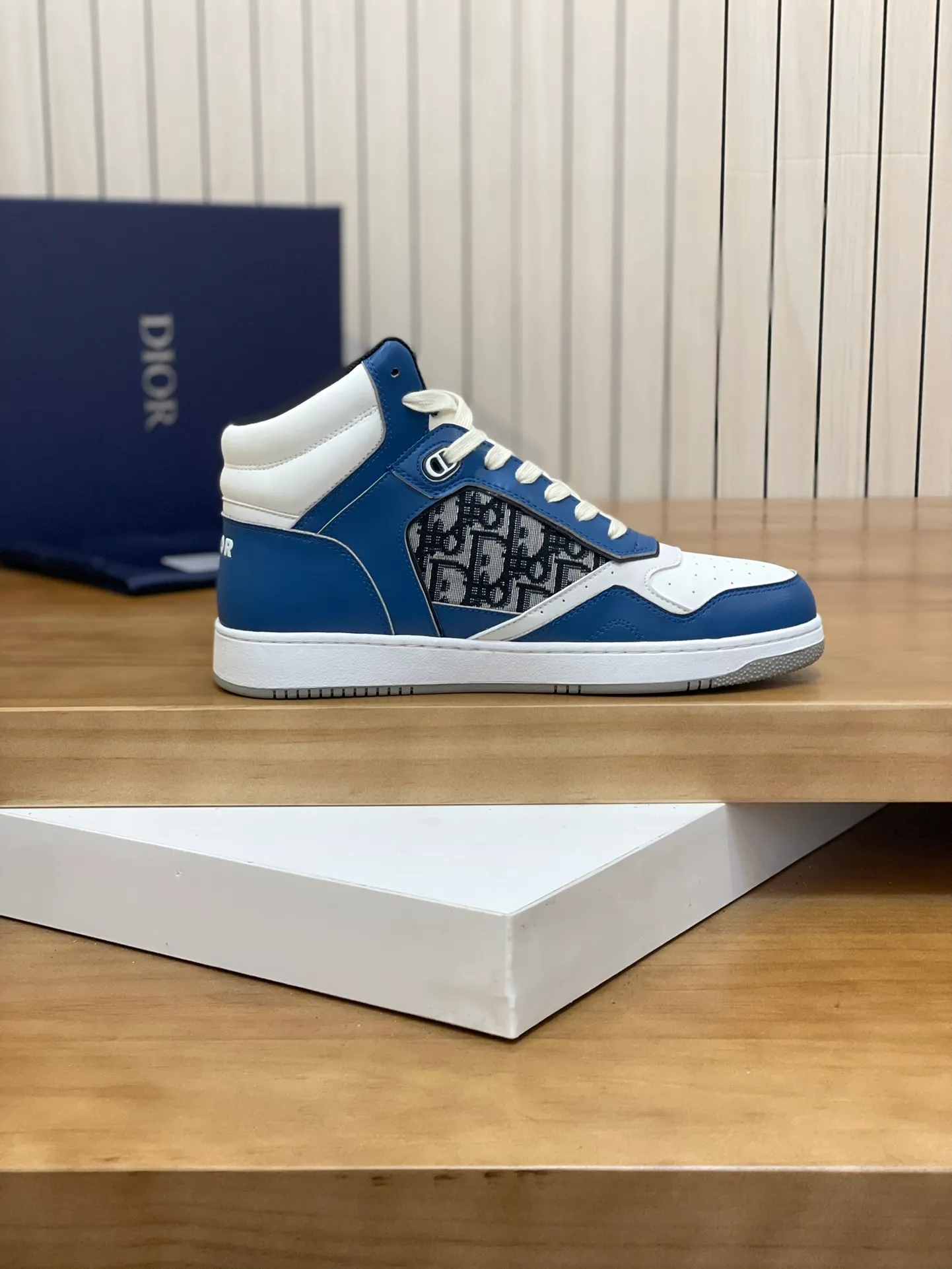 Men's shoes: 💰P460¥ Product trademark: Dior* "Dior*" high-top casual shoes Regular size: 38-44 (can be customized to 45.46) Product materials: Upper imported cowhide stitched with original fabric, breathable lining, original outsole. Number: 1006